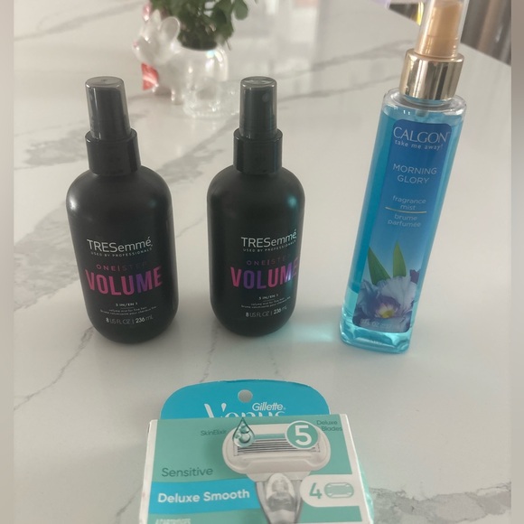 Volumizing spray (2)
Full size spray
Venus replacement razors 
All NEW* - Picture 1 of 1